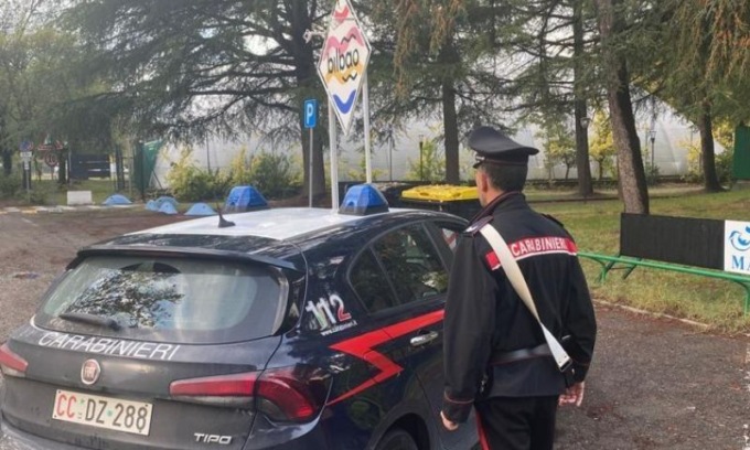 Rissa tra cinque giovani: volano sedie, tavolini  e bottiglie