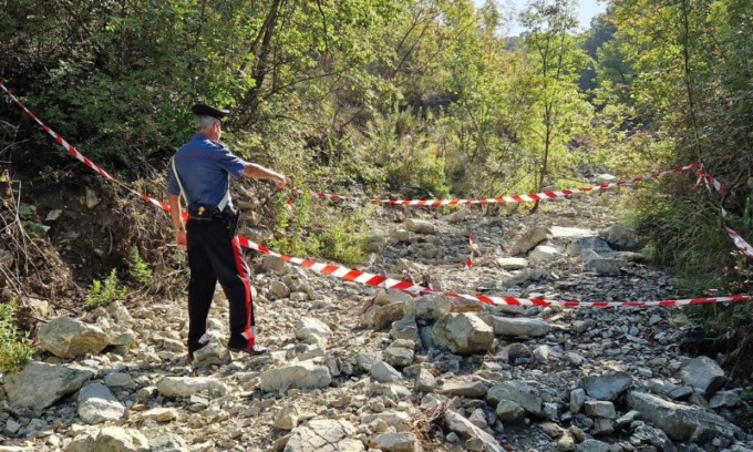 Scopre una granata nel letto di un torrente in secca