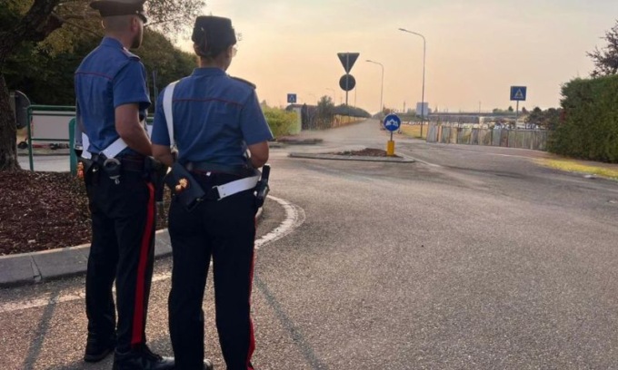 Prima lo abbracciano poi gli sfilano l’orologio da tremila euro