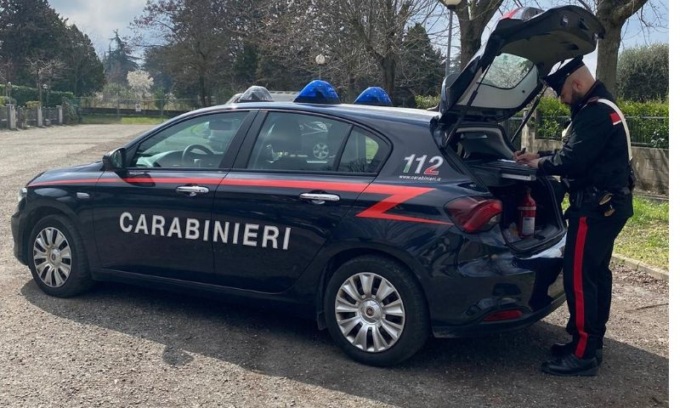Entrano in casa del vicino e lo minacciano con martello e coltello