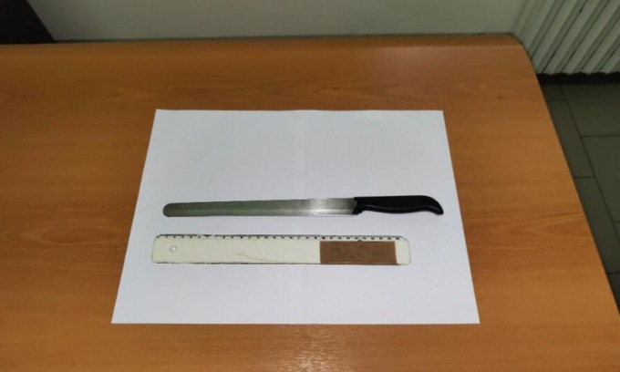 Non gli restituisce un anello e lui lo minaccia con un lungo coltello
