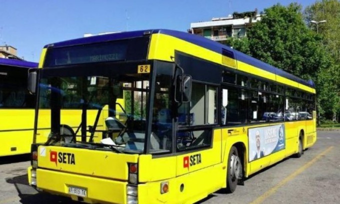 Sul bus senza biglietto, dà le generalità dell’ex fidanzata al maschile