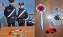 Ad un controllo dei carabinieri è agitato: i militari trovano diversi grammi di droga in possesso a un 44enne