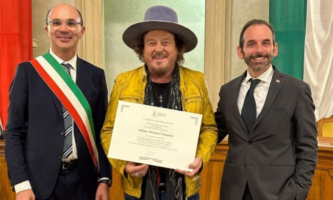 Zucchero riceve la cittadinanza onoraria di Reggio: “qui mi sento a casa”