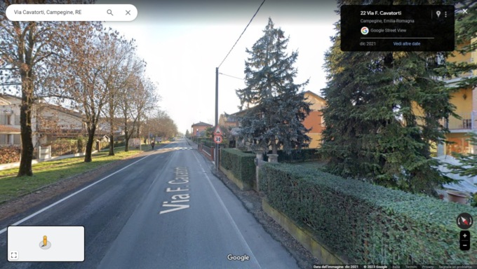 Aggiusta una lampadina fuori casa ma cade dalla scala e muore sul colpo