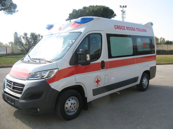 Bimbo di 6 anni cade da una altezza di 4 metri: è grave