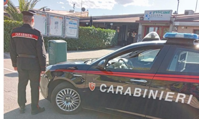 Forzano l’ingresso per andare in piscina e picchiano l’addetto alla sicurezza con un bastone