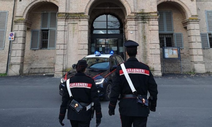 Cerca di rubare un carrello carico di spesa: arrestata