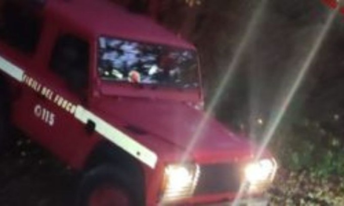 Con l’auto finiscono giù per una scarpata: morto il conducente