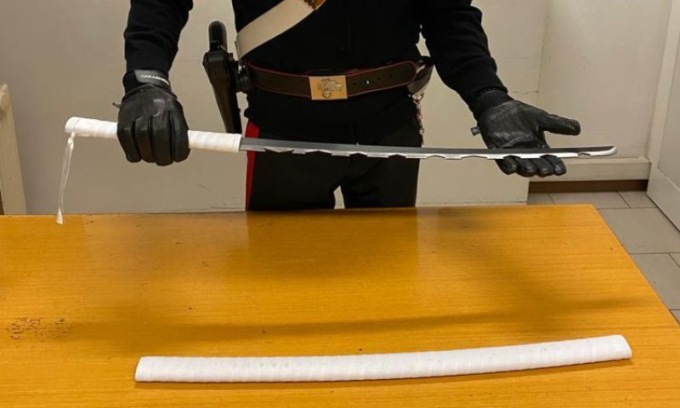 Si sposta in monopattino con katana lunga 92 centimetri