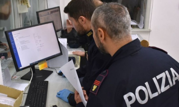 Chiedeva somme di denaro ai cittadini ucraini richiedenti asilo