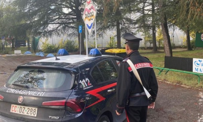 La madre non gli dà le chiavi dell’auto e lui aggredisce entrambi i genitori