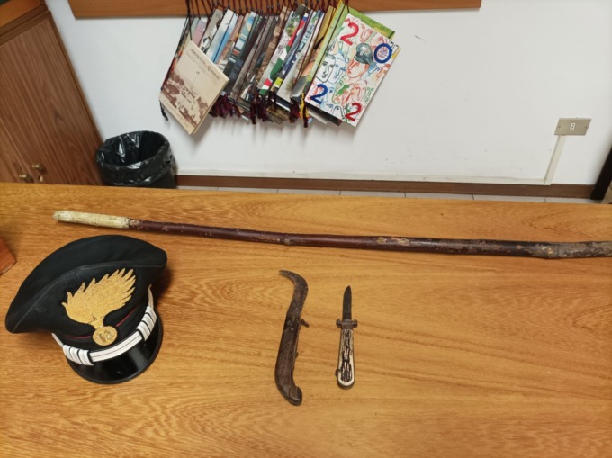 Cammina lungo la Statale con un bastone e un coltello a serramanico