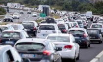 Lunghe code in autostrada per un tir che ha preso fuoco