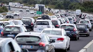 Lunghe code in autostrada per un tir che ha preso fuoco