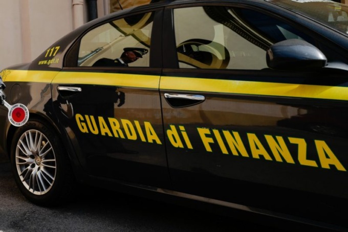 Sequestrati capi di abbigliamento contraffatti