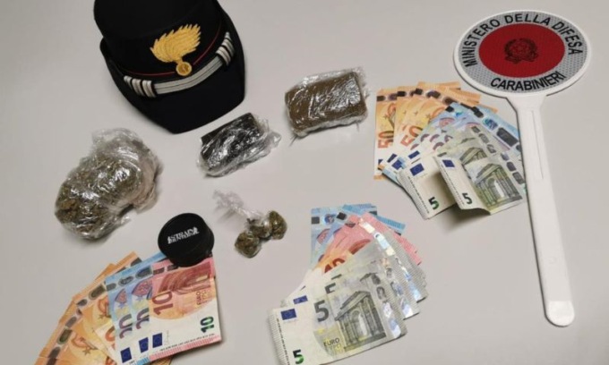 Spacciava nei pressi di una scuola: arrestato un 18 enne