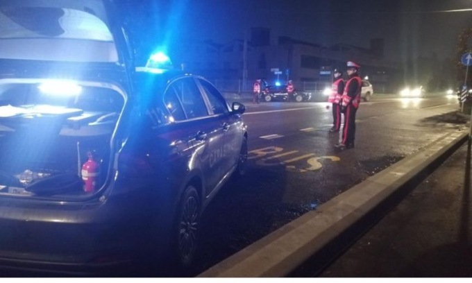 62enne ubriaca va a cozzare contro varie auto in un parcheggio
