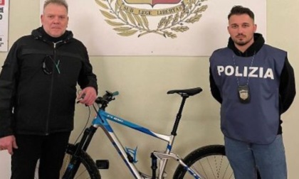 Trova la sua bicicletta in vendita sui social: informa la Polizia che blocca l'autore del furto