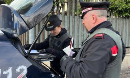 Gli ruba il telefonino minacciandola con una pistola: arrestato 22 enne