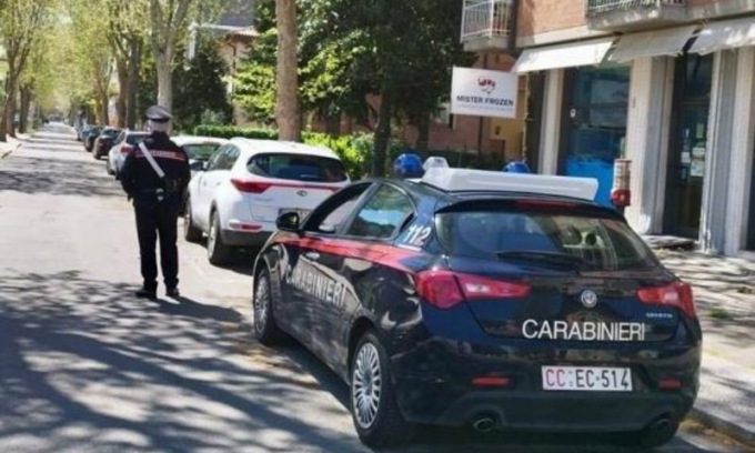 Con l’arrivo dei Carabinieri tenta di ingoiare cocaina