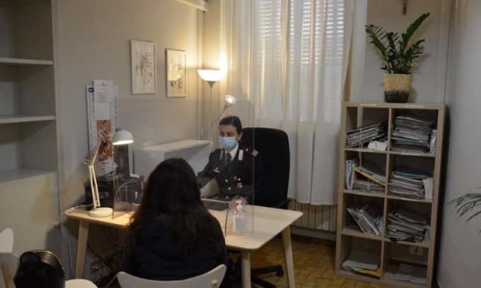 La minaccia di staccarle la testa: divieto di avvicinamento per un 40enne
