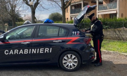 Blocca con l'auto l'ingresso di casa dei vicini: "se volete uscire chiamate un elicottero"