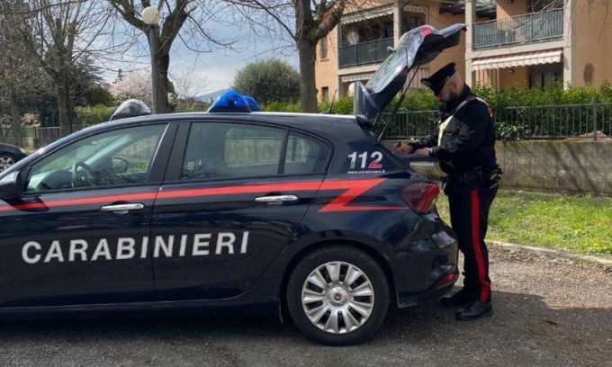 Blocca con l’auto l’ingresso di casa dei vicini: “se volete uscire chiamate un elicottero”