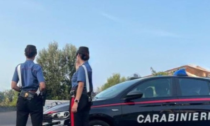Prende a schiaffi la compagna del suo ex marito: denunciata