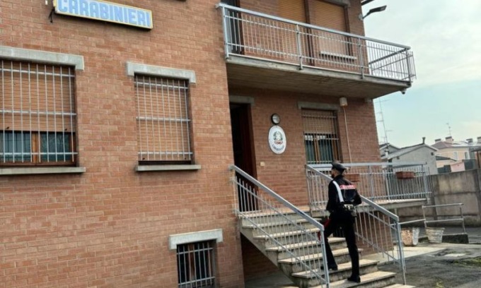 Le chiede informazioni per derubarla: denunciata 34enne
