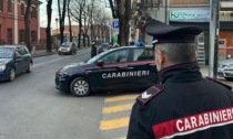 Prende a schiaffi coppia che passeggia nei pressi della stazione: denunciato