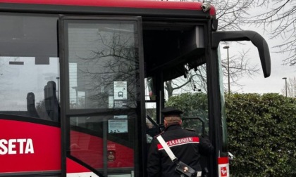 Danneggia autobus e minaccia l'autista: studente denunciato dai Carabinieri