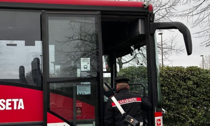 Danneggia autobus e minaccia l’autista: studente denunciato dai Carabinieri