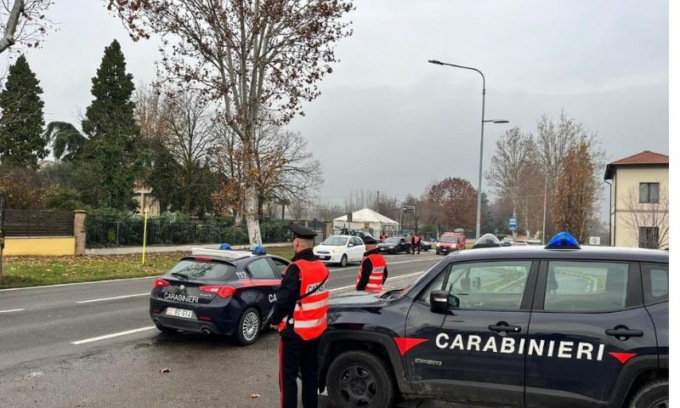Picchia la madre e tenta di investirla con l’auto: denunciato un 23enne