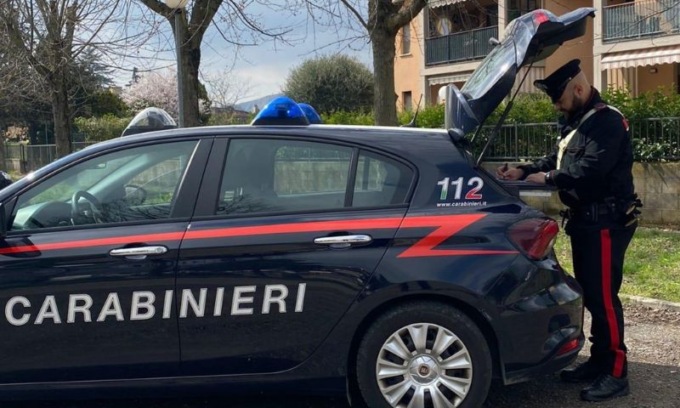Minaccia titolare di un bar e frantuma la vetrata con una scopa