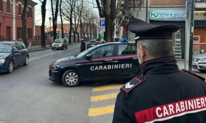 In zona rossa minaccia due carabinieri con un cacciavite appuntito: arrestato