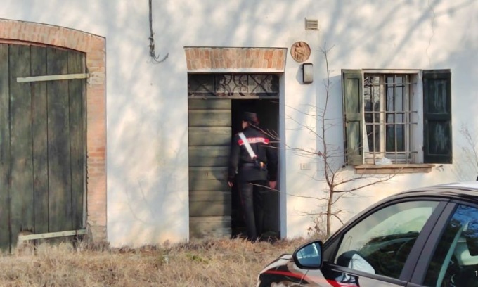 Occupano abusivamente uno stabile e lo collegano alla rete elettrica