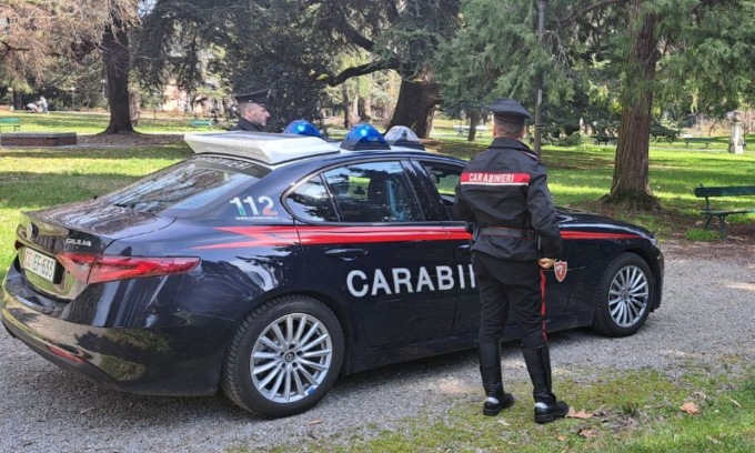Sedicenne a piedi nel parco con una pistola esplode un colpo