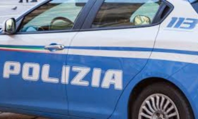 Sorpresa all’interno di un’auto rubata: denunciata 38enne