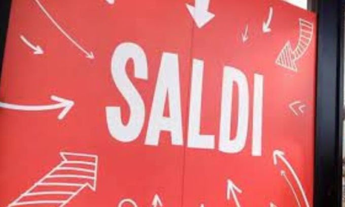 Saldi: i cittadini comprano sempre più prodotti per se stessi