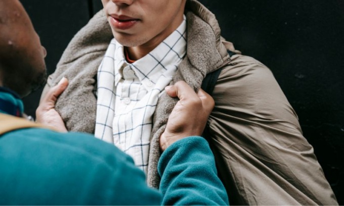 Giovane bullo picchia (senza motivo) tre minori: denunciato dai Carabinieri