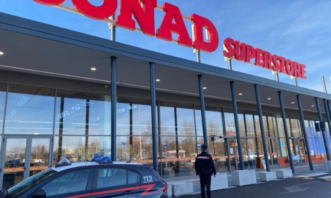 Fallito furto alla Conad: i carabinieri mettono in fuga i ladri
