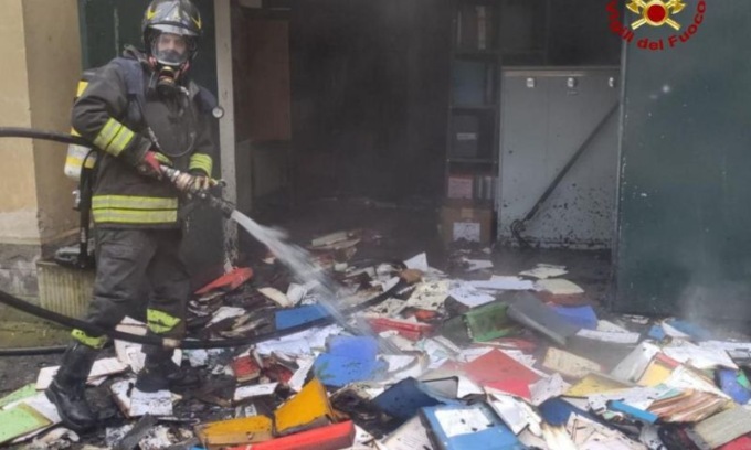 A fuoco la ex casa custode Iren di via Gorizia