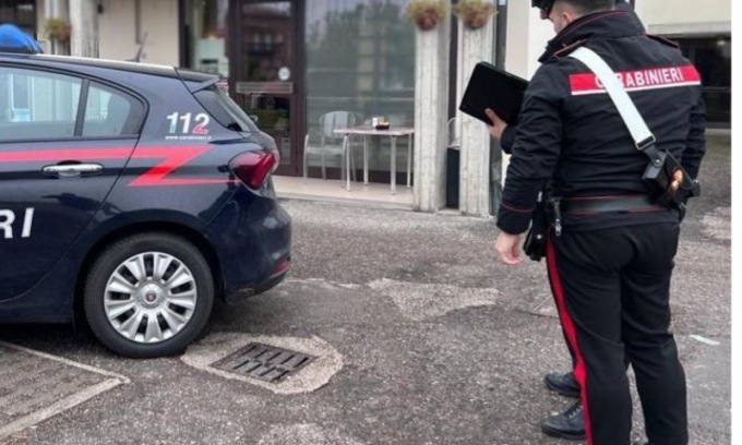 Vuole un farmaco ma si trova nell’esercizio sbagliato: se la prende con un barista