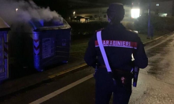 Getta un petardo nel cassonetto della carta e provoca un incendio: denunciato minorenne