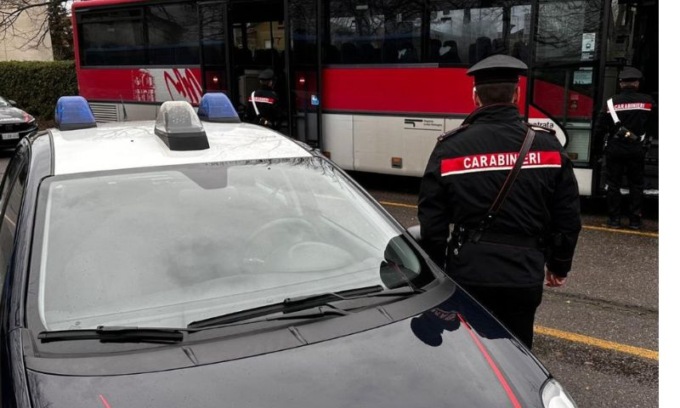 Prima il corteggiamento in bus, poi la violenza: carabinieri denunciano il predatore delle fermate per violenza sessuale