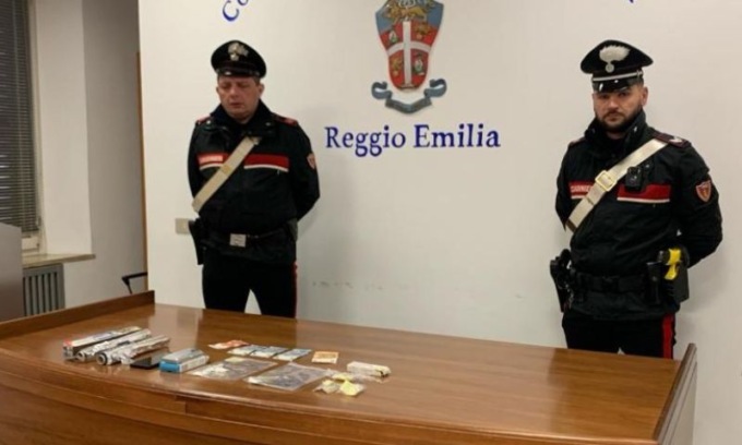 Dipendente cooperativa dedito al reinserimento trovato a spacciare