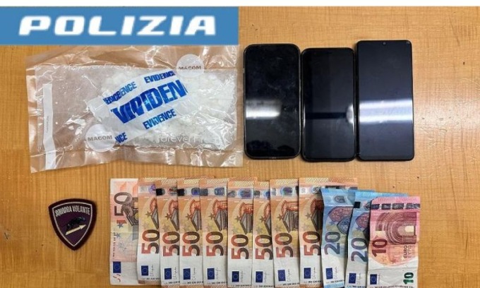 Ad un controllo tenta una (inutile) fuga con oltre un etto di cocaina