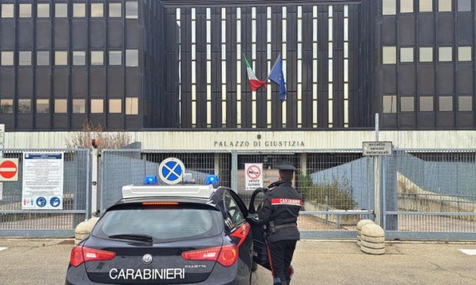 Nonostante il divieto si presenta di nuovo ai genitori: arrestato dai Carabinieri