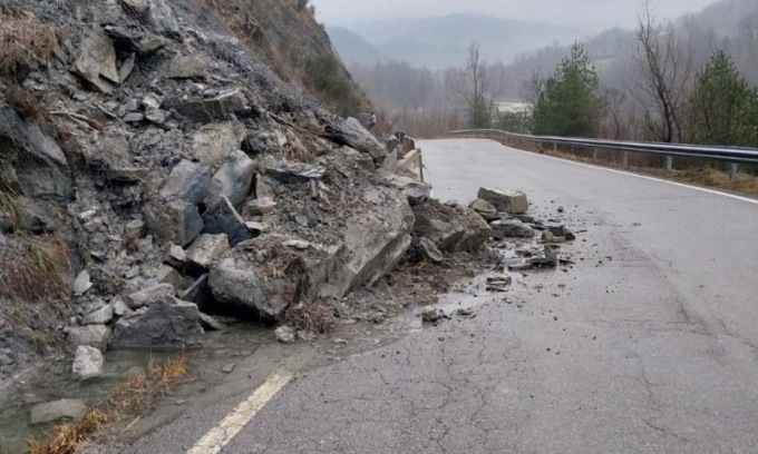 Chiusa e subito riaperta la Strada provinciale 57 a Vetto